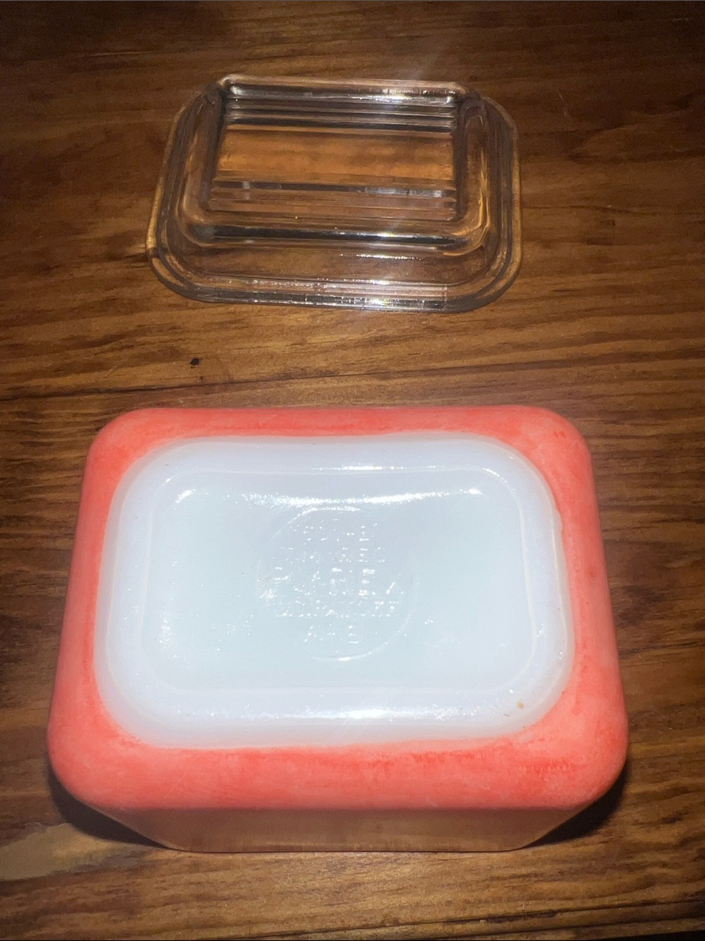 Pyrex red container with top - Picture 3 of 3